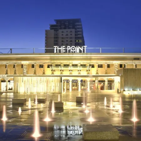 Charming Townhouse With Modern Comforts *