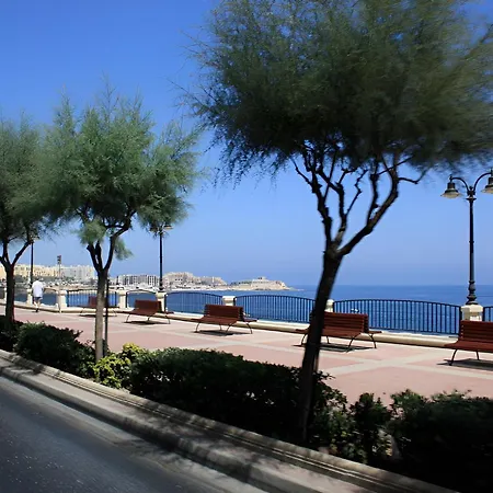 Charming Townhouse With Modern Comforts