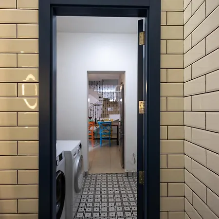 Σπίτι διακοπών Charming Townhouse With Modern Comforts *