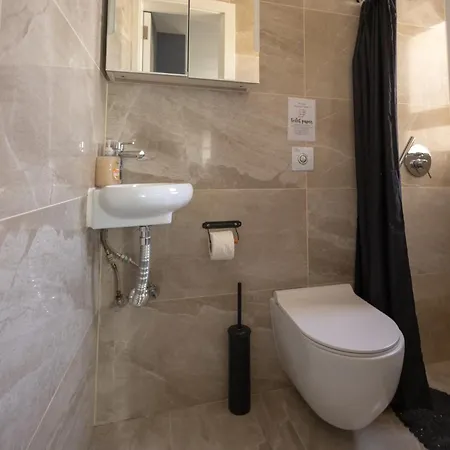 Σπίτι διακοπών Charming Townhouse With Modern Comforts *