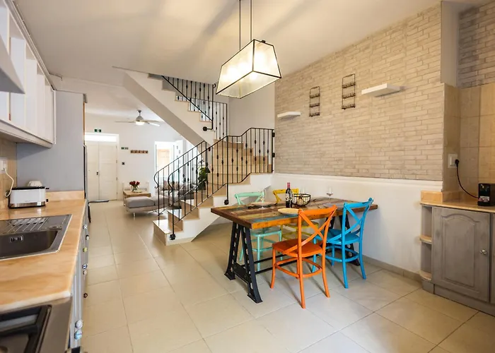 Charming Townhouse With Modern Comforts بيت للعطل *