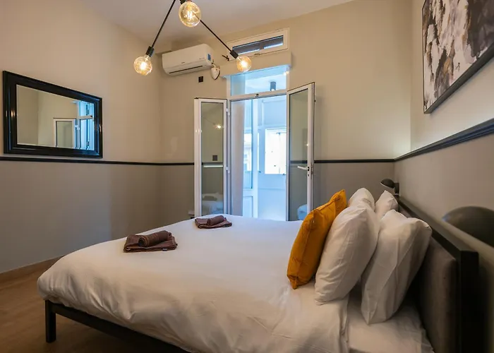 Charming Townhouse With Modern Comforts *