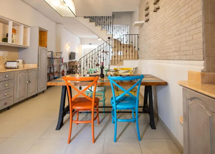 Charming Townhouse With Modern Comforts بيت للعطل