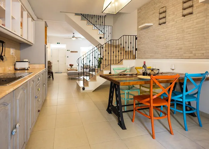 Charming Townhouse With Modern Comforts سليمة