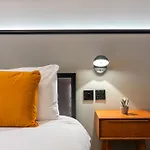 Σπίτι διακοπών Charming Townhouse With Modern Comforts