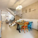 Charming Townhouse With Modern Comforts Feriehus *