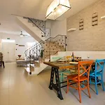 Feriehus Charming Townhouse With Modern Comforts