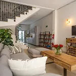 Feriehus Charming Townhouse With Modern Comforts