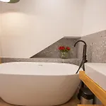 Charming Townhouse With Modern Comforts Σπίτι διακοπών *