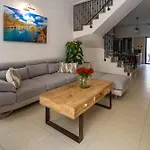 Charming Townhouse With Modern Comforts Feriehus *