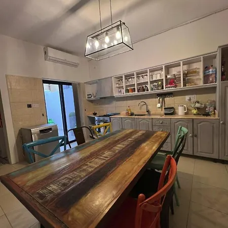 Charming 3bdr Oasis With Modern Comforts
