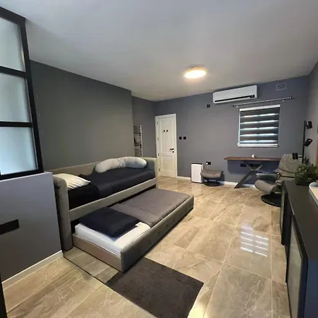 Charming 3bdr Oasis With Modern Comforts *