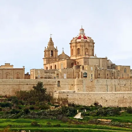 Charming Townhouse With Modern Comforts Sliema