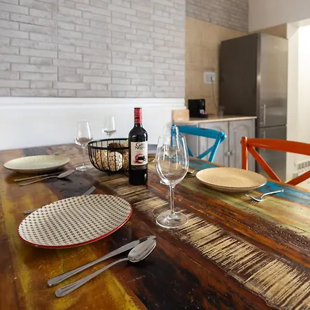 Charming Townhouse With Modern Comforts Holiday home