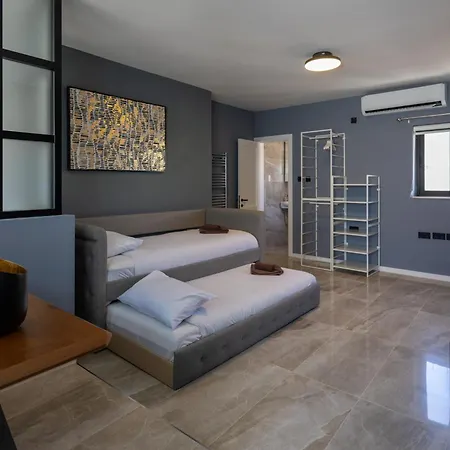 Charming Townhouse With Modern Comforts Holiday home *