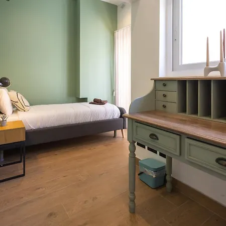 Charming Townhouse With Modern Comforts Holiday home