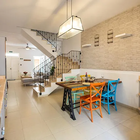 Charming Townhouse With Modern Comforts Holiday home *