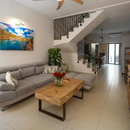 Charming Townhouse With Modern Comforts Sliema