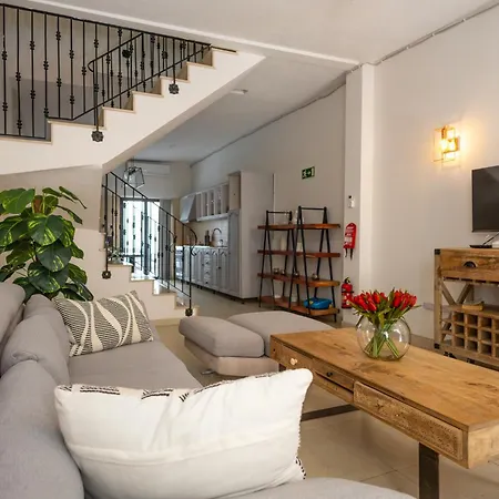 Holiday home Charming Townhouse With Modern Comforts