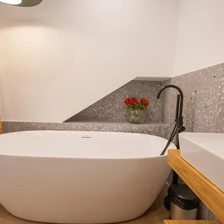 Charming Townhouse With Modern Comforts Holiday home *