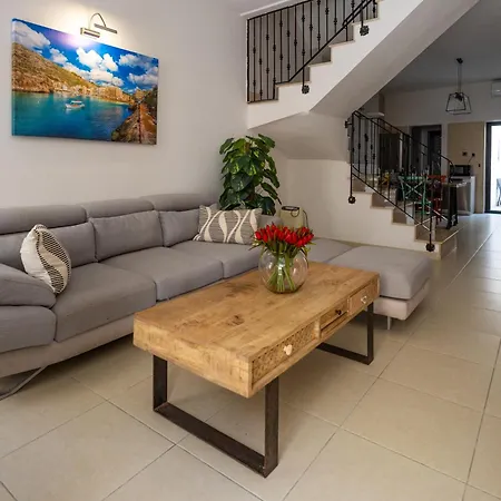 Charming Townhouse With Modern Comforts Holiday home *