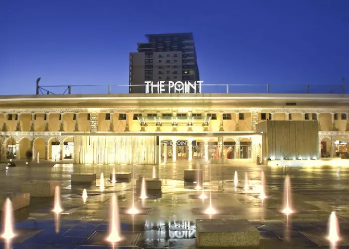 Charming Townhouse With Modern Comforts *