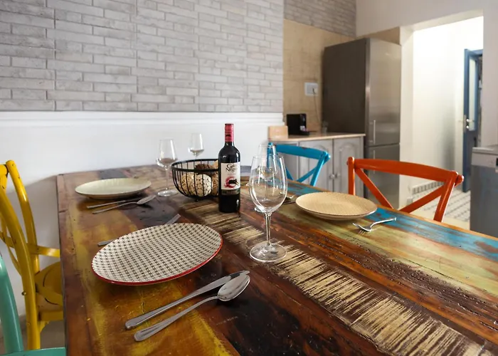 Charming Townhouse With Modern Comforts Semesterbostad