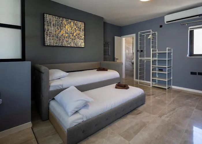 Charming Townhouse With Modern Comforts スリーマ