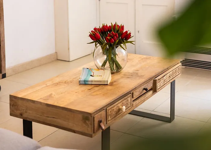 Charming Townhouse With Modern Comforts *