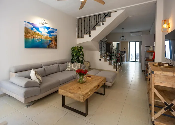 Charming Townhouse With Modern Comforts スリーマ