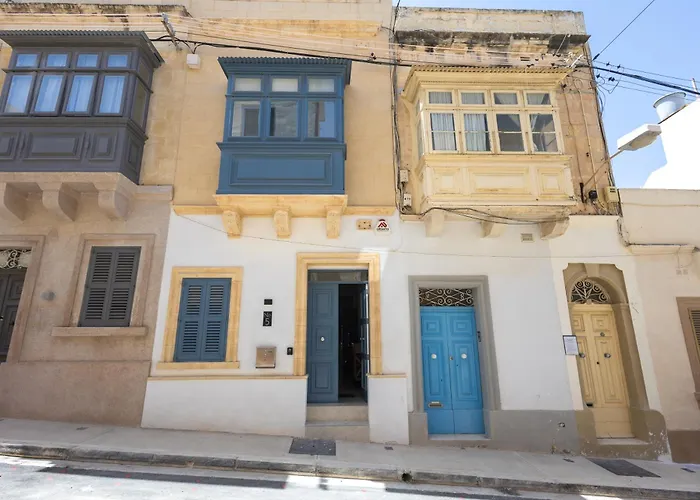 Charming Townhouse With Modern Comforts * スリーマ