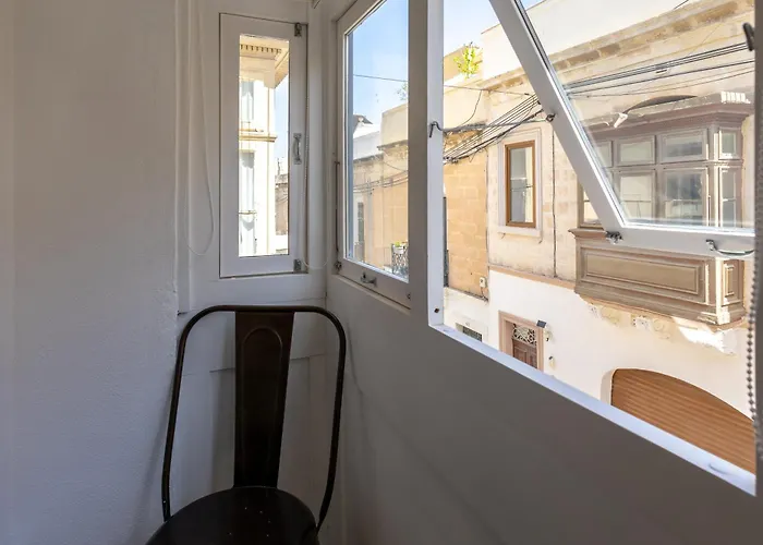Semesterbostad Charming Townhouse With Modern Comforts Sliema