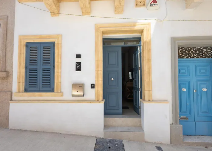 Charming Townhouse With Modern Comforts Sliema