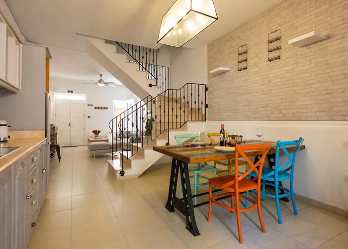 Feriehus Charming Townhouse With Modern Comforts