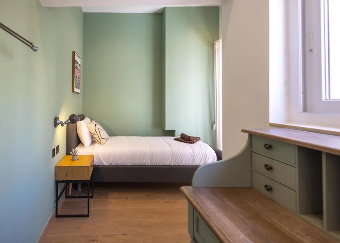 Charming Townhouse With Modern Comforts *