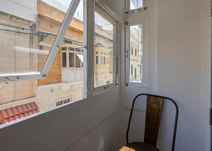 Semesterbostad Charming Townhouse With Modern Comforts Sliema