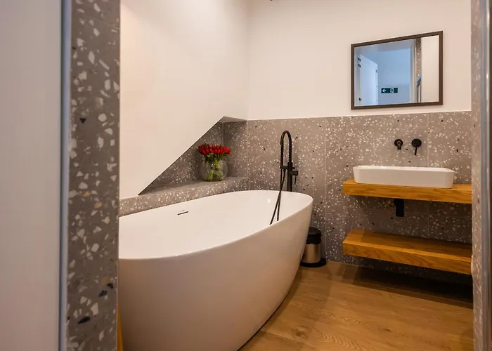 Semesterbostad Charming Townhouse With Modern Comforts Sliema