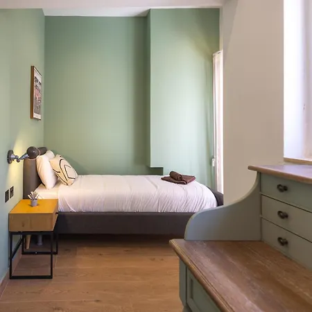 Charming Townhouse With Modern Comforts *