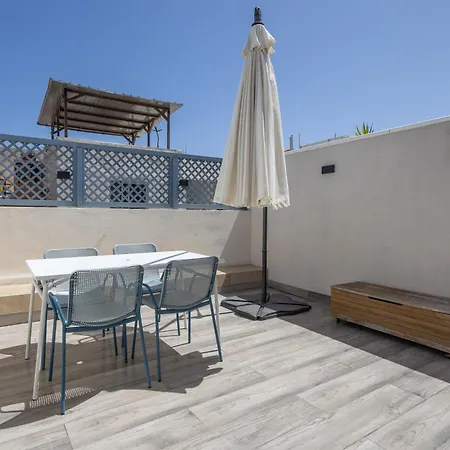 Charming Townhouse With Modern Comforts